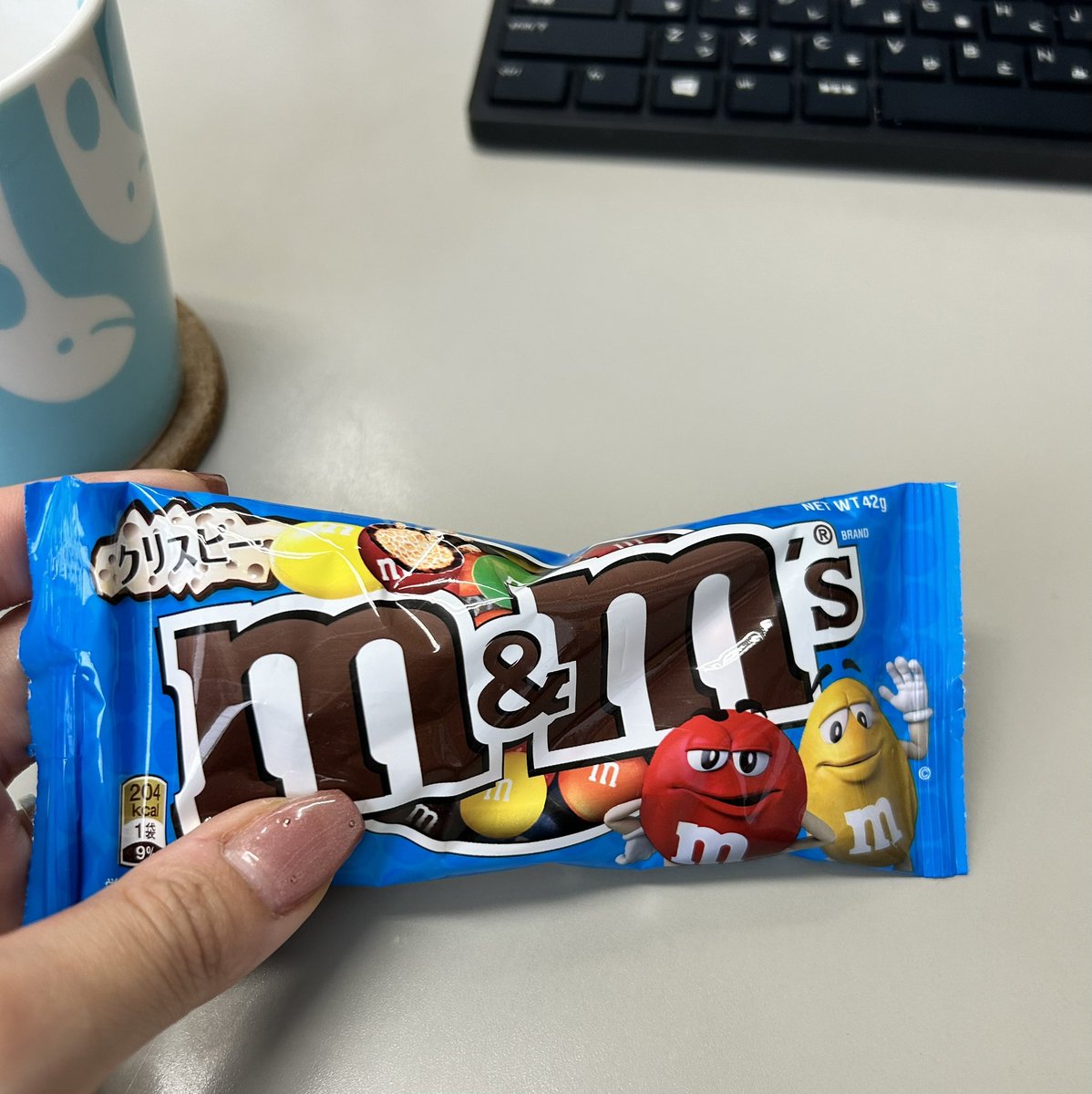 折り返し水曜日！！！
3時のおやつをいただきます💕
m&amp;m’s はクリスピータイプがすきです！

今日の仕事ももう一息！
頑張っていきましょう💪🏻
#企業公式おやつの時間
#企業公式相互フォロー