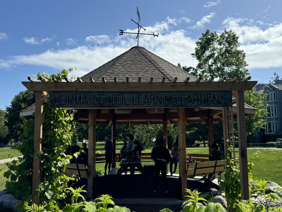 Roomtoplay's tweet image. A beautiful afternoon to gather &amp;amp; learn how to weave a basket from locally sourced pine needles 💚 @msphillpotts generously shared the knowledge gifted to her with our Richmond Environmental Educators (a local chapter of @EEPSA) in the fabulous @homma_school gazebo. #sd38learn