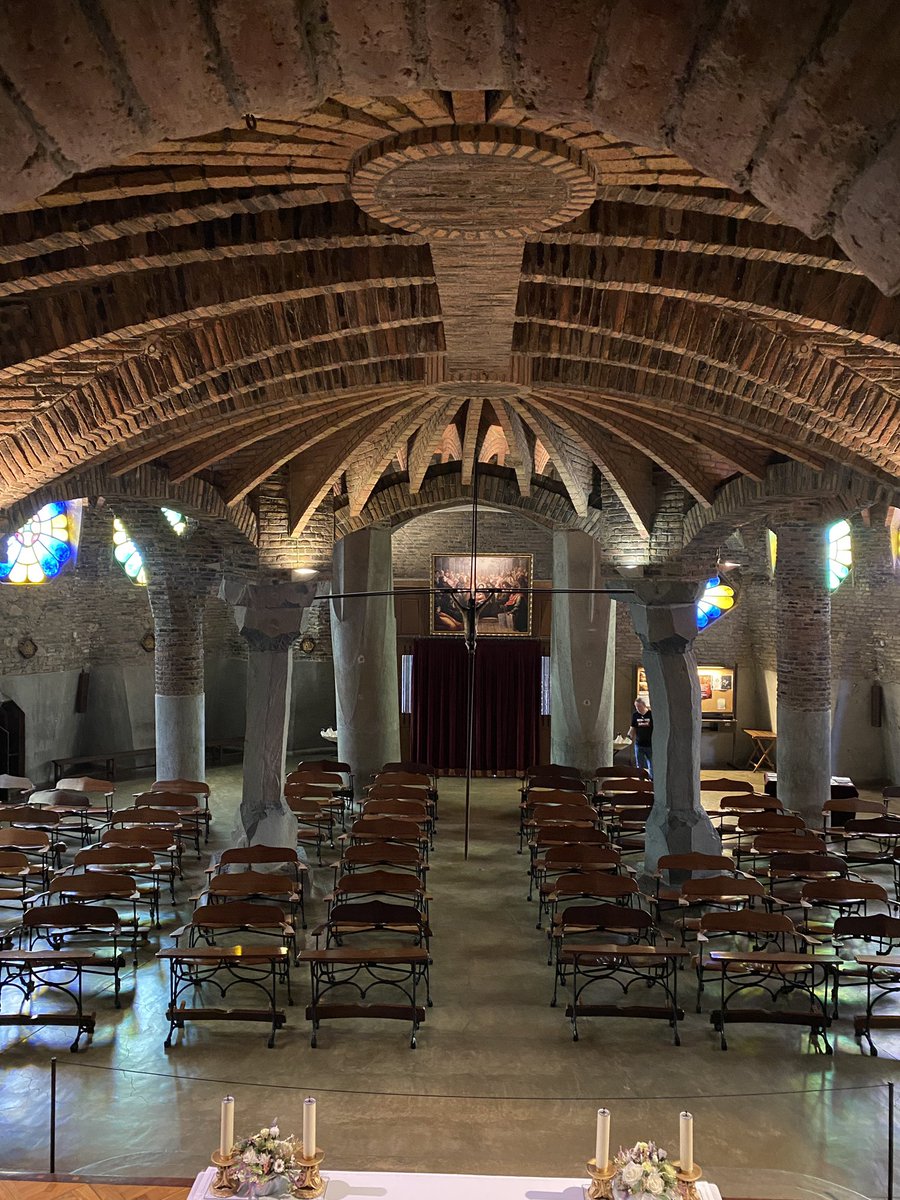 bitemebill's tweet photo. Dejará Gaudí de sorprenderme alguna vez? Menudas fantasías salían de su cabeza. #criptaguell https://t.co/LkBUfVScCH