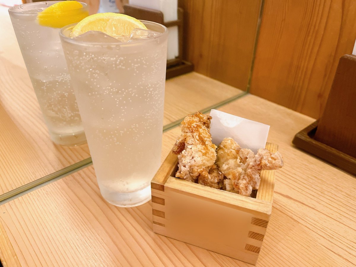 DAPUMP_324's tweet photo. 今日は仕事が早く終わり、明日はゆっくり出勤なので乗換駅で1杯🍻🍋
LIVEのセトリ聴いてるだけで酒が進みますね🤭
DA PUMP聴いてる間は悲しい事も忘れられるから一生聴いてたいなぁ💭 https://t.co/kuEfbAsU7s