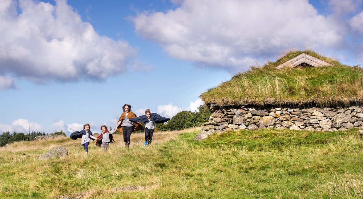 ArkmuseumUiS's tweet image. Museet åpner igjen til høsten 2024. I sommer har vi et spennende tilbud på Jernaldergården på Ullandhaug med mange kjekke aktiviteter. Opplev livet i jernalderen i rekonstruerte langhus opprettet på de originale hustuftene. Velkommen til gards! uis.no/nb/arkeologisk…
