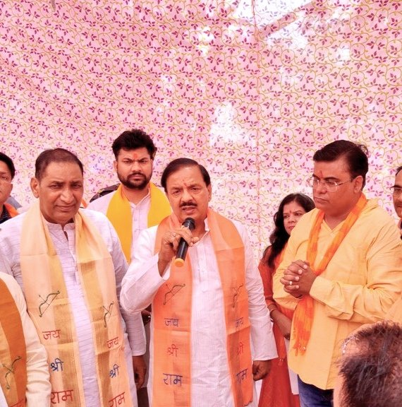 ravibhadoria's tweet photo. एक बात जिसे कहने में मुझे कोई संकोच नहीं है गौतमबुद्ध नगर में डॉ महेश शर्मा जी की विजय में सबसे महत्वपूर्ण योगदान यदि किसी ने दिया है तो वो है हमारे प्रिय विधायक गुरुजी @tejpalnagarMLA जी।
उन्होंने जिस प्रकार से दादरी के सभी गुर्जर बहुल गांवों में लगातार प्रचार किया बल्कि राजपूत गांवों में भी अपने संबंधों व अच्छी छवि से भाजपा के पक्ष में वोटिंग करवाई।
ग्रेटर नोएडा और ग्रेटर नोएडा वेस्ट में उनकी सौम्य छवि ने तो कमाल ही कर दिया।
इसीलिए वो गुरुजी हैं। 👍👍
@dr_maheshsharma