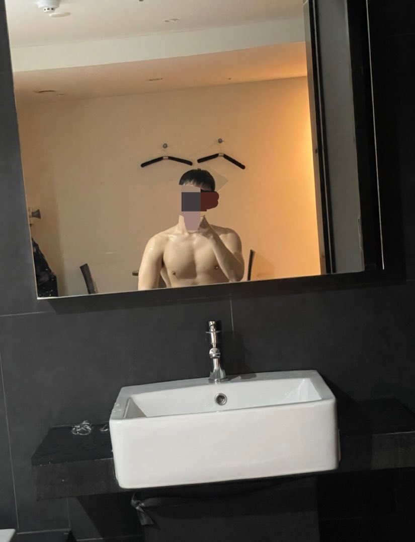 Back_Egg_'s tweet photo. 조명은 모텔 조명이 최고지 https://t.co/hZVzUK5Bqk
