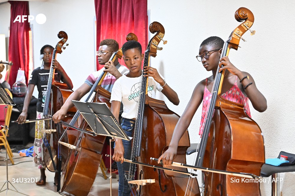 🇨🇮🎻 En pleine zone rurale du nord de la Côte d'Ivoire, loin de la métropole bouillonnante d'Abidjan, une centaine d'enfants forment un orchestre philharmonique, le premier du pays #AFP 

➡️ u.afp.com/5ep6
✍️ <a href="/MarietouBa_/">Mariétou Bâ</a>