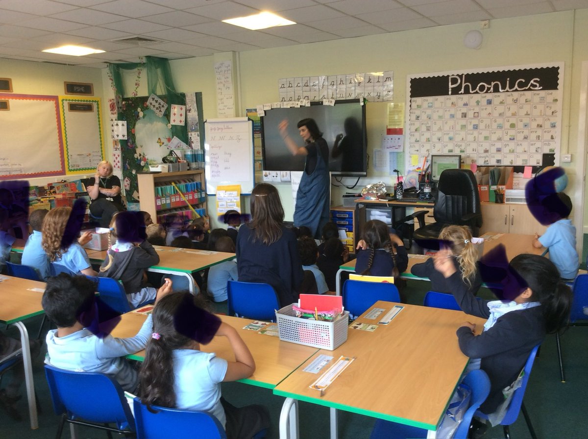 Hillyfield_E17's tweet image. Thank you Lottie for making our first day back to school extra special, we loved helping you tell the story of the annoying elephant! #Year1hill @MagicBoxE17