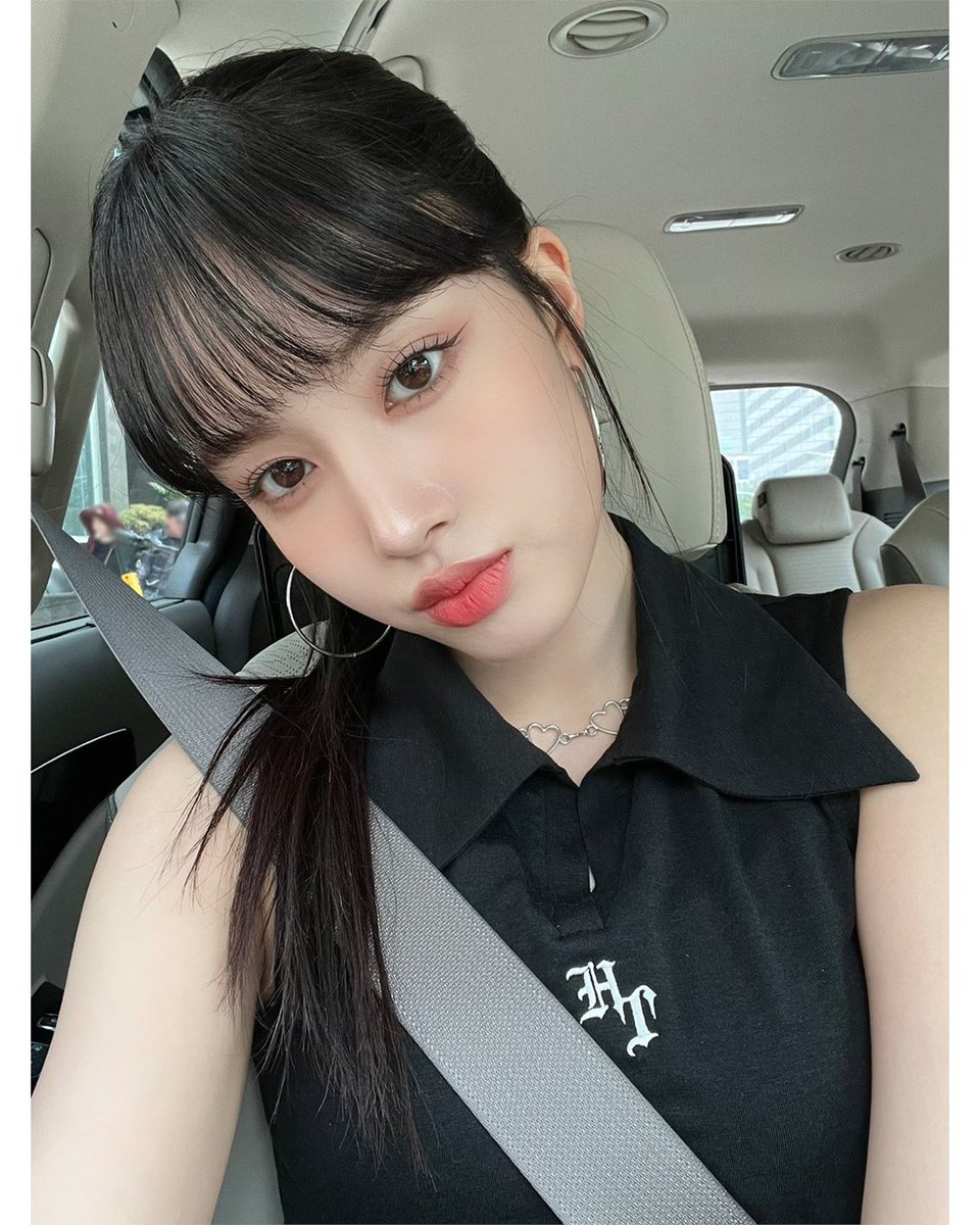 Hatus2_official's tweet photo. StayC Yoon with us 💓

❏ WHO : #stayc #스테이씨 #윤
❏ ITEM : Cropped HT Logo Collar Top
❏ 출처 : 스테이씨 공식 트위터

#hatu #hatus2 #하투 #한국브랜드 #아이돌패션 
#아이돌공패 #Kstyle #kpopstyle #stayc #staycyoon https://t.co/5eqcjkyi0N