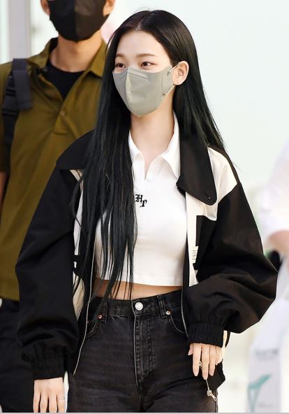 Hatus2_official's tweet photo. Aespa Karina with us 💕

❏ WHO : #에스파 #카리나
❏ ITEM : Cropped HT Logo Collar Top
❏ 출처 : 뉴스엔 / 디스패치

#hatu #hatus2 #하투 #한국브랜드 #아이돌패션 
#아이돌공패 #Kstyle #kpopstyle #aespa #karina https://t.co/LSmfTCfVsg