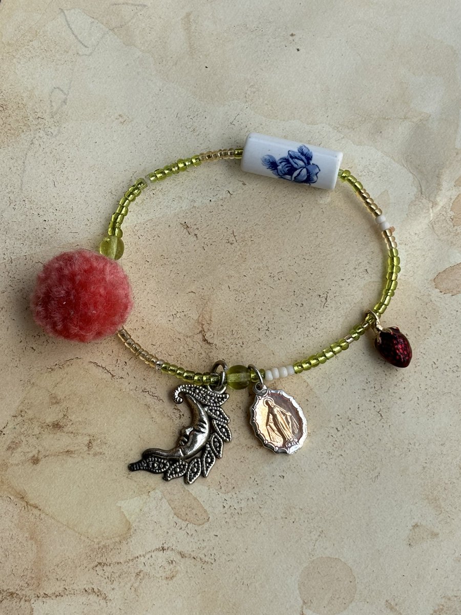 thanshopiripiri's tweet image. #beading 
絵を描く前に色遣いの準備運動で作っているアクセサリー、また新しいものがいくつか増えたのでご紹介です 🍵既存の在庫に加えこちら個展へ持っていきます  𖧧

1. Raspberry bracelet 🍓
2.  Summer Breeze necklace 𓂅
3. Juicy necklace 𑁍
4. Girly techno necklace 🧬