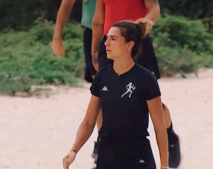 Kim ne derse desin finali en çok hak eden kadın yarışmacı Merve Aydın'dır.

Birileri gibi pohpohlanmadı,erkeklerin güçlülerin arkasına sığınarak ilerlemedi.. 

Her fırsatta ateşe atmaya çalıştılar ama o aslanlar gibi 5 potaya girip çıktı tek başına var oldu.

#SurvivorAllStar2024
