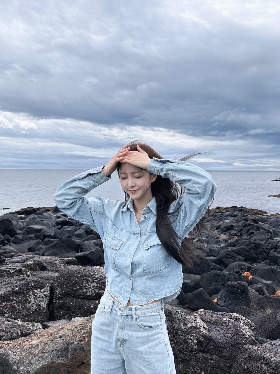 [#소희] 안뇽 !!! 나 공식계정 오픈 돼따아 🫶 보고싶어 다들 !! 여름인데 더위 먹지 않게 내 사진 보고 힘내 🩶

#SOHEE