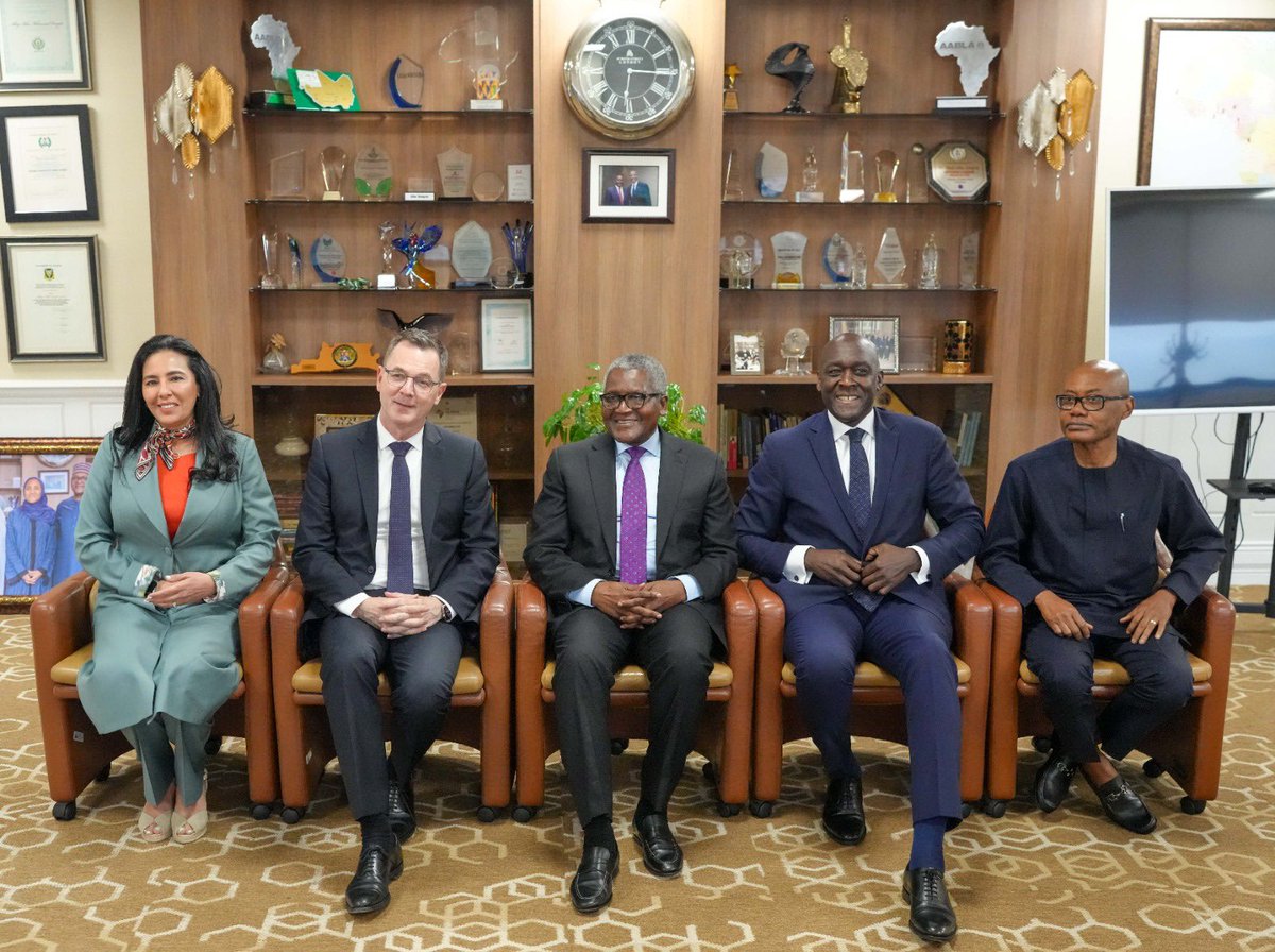 Grateful for the hospitality at <a href="/AlikoDangote/">Aliko Dangote</a>'s #Lagos office. Engaging discussions on bolstering regional integration, enhancing agriculture, securing food supplies, and upgrading transport networks. Thank you for your warm welcome.