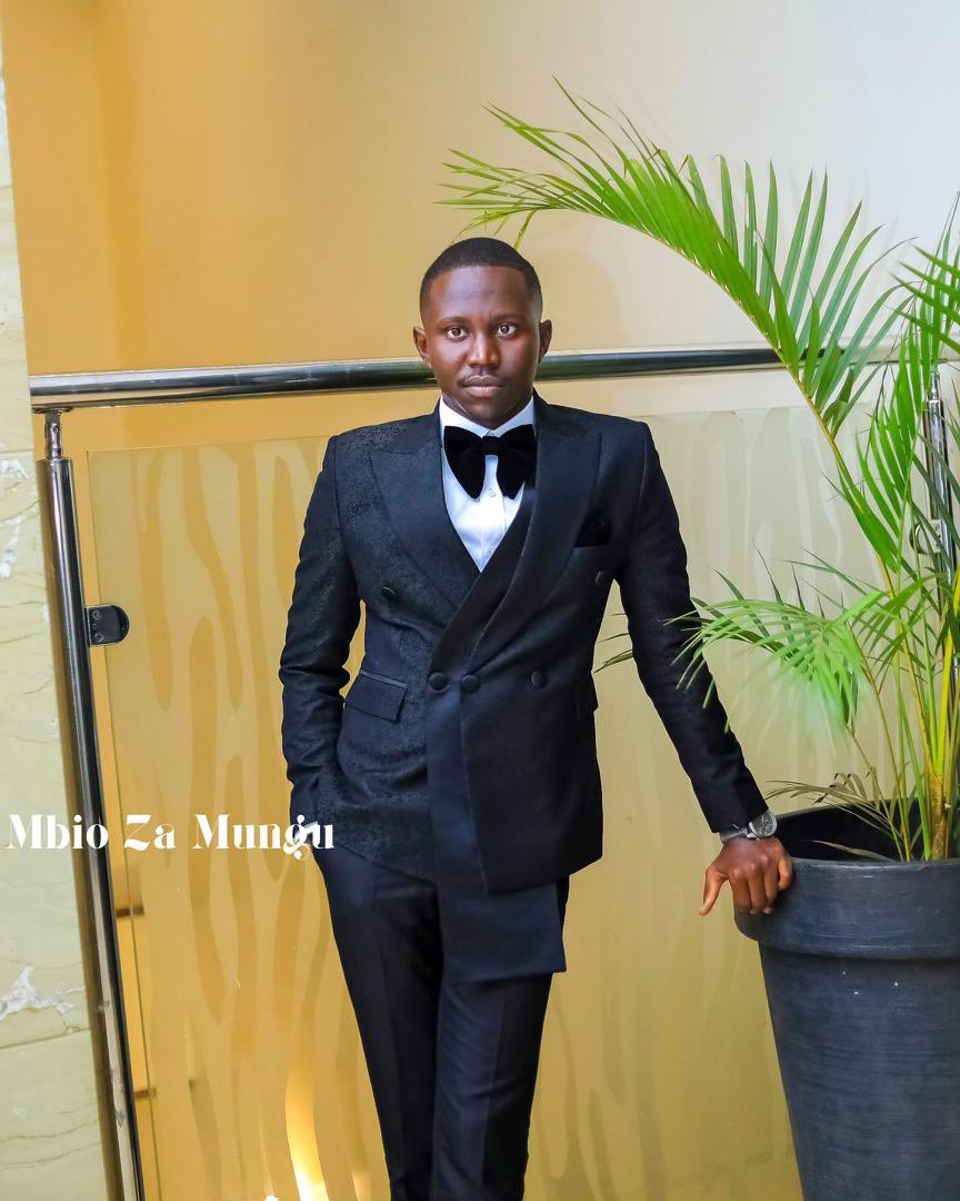 mbio_za_mungu's tweet photo. Elevate your style with the perfect suit, Timeless Elegance meets modern sophistication✨

#MbioZaMungu https://t.co/JOWDBSd4D8