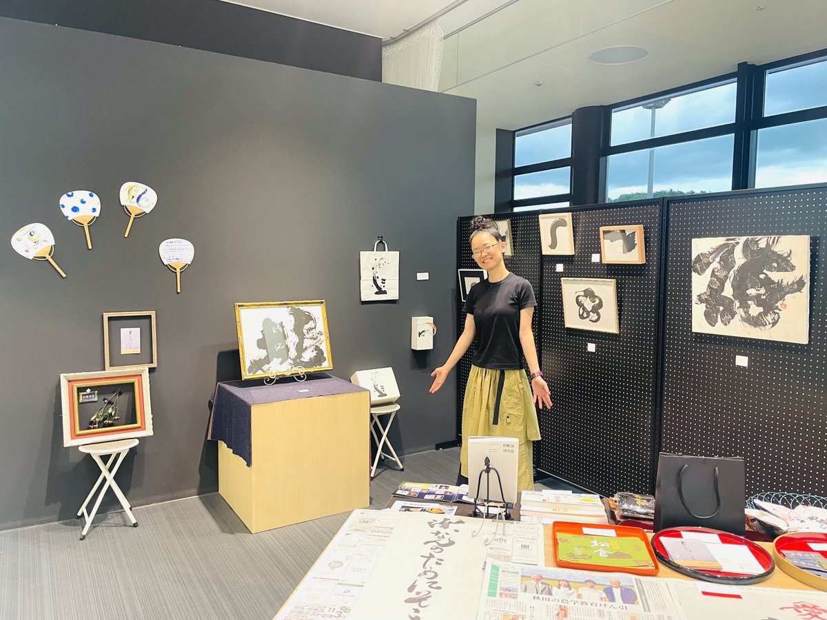 AXT_airport's tweet image. ✳書道アーティスト 佐藤 佳奈さん展示会✳
国内線２Fにぎわい広場にて開催中✈！
お忙しい合間を縫って、度々展示会に
足を運んでくださる佳奈さん✨
お会いできるラッキーデーもあるかも…！🍀
#秋田空港 #秋田 #佐藤佳奈 さん #展示会 #書をかざる