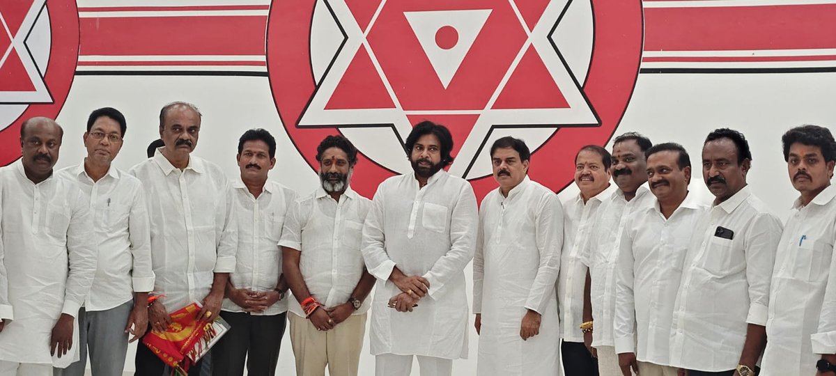 BNayakar_JSP's tweet image. మంగళగిరి జనసేన పార్టీ కార్యాలయంలో అధినేత శ్రీ పవన్ కళ్యాణ్ గారితో...

@PawanKalyan @JanaSenaParty @JaiTDP @BJP4Andhra 

#GameChangerPK
#JSPFutureofAP
#KutamiTsunami