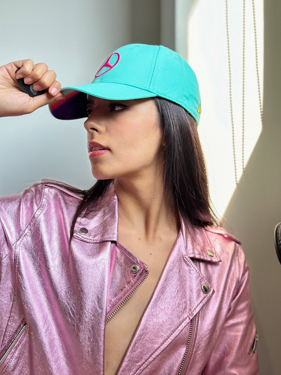 maffsotelo's tweet photo. Alguien le puede decir a @MercedesAMGF1 que quiero ser su próxima modelo para promocionar sus gorras Gracias 🩷 #f1 #MercedesAMGF1 #lewishamilton #georgerussell 
#formulaone #MiamiGP https://t.co/HtGKcnQWJB