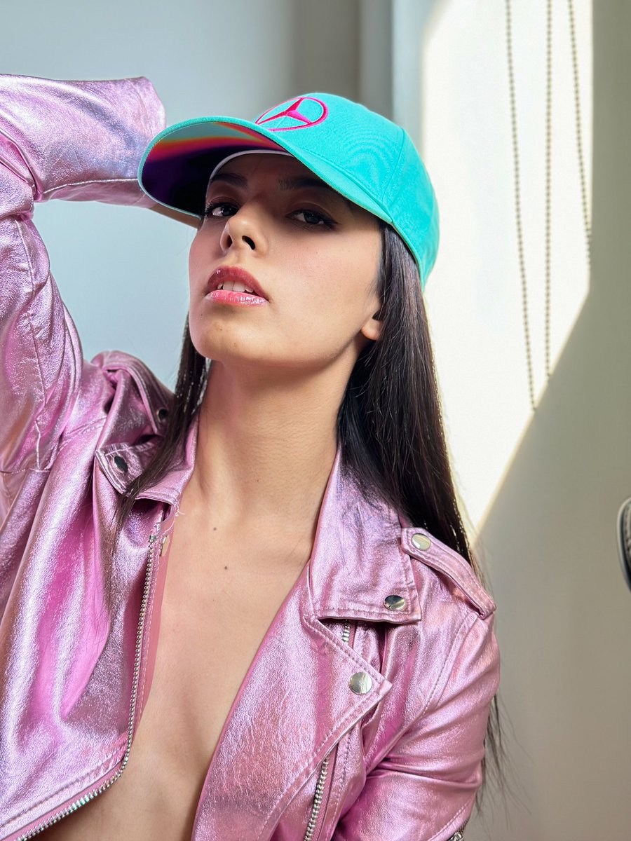 maffsotelo's tweet photo. Alguien le puede decir a @MercedesAMGF1 que quiero ser su próxima modelo para promocionar sus gorras Gracias 🩷 #f1 #MercedesAMGF1 #lewishamilton #georgerussell 
#formulaone #MiamiGP https://t.co/HtGKcnQWJB