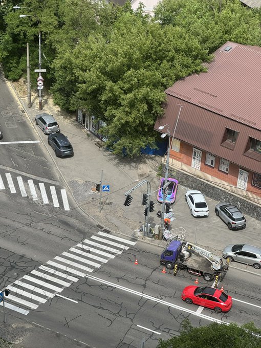 Не те щоб там цей, просто цікаво, що не так зі старими світлофорами? По старому світять? https://t.c<a href="/tag/%D1%85%D1%82%D0%B8%D0%B2%D0%B8%D0%B9%D0%B2%D1%96%D0%B2%D1%82%D0%BE%D1%80%D0%BE%D0%BA"class="tags"><span>#хтивийвівторок</span></a>