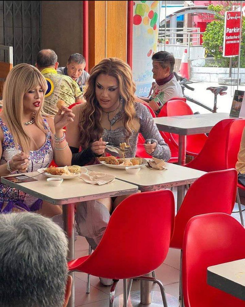 ‼️| Taylor Swift and Beyoncé were seen having lunch together in the Philippines.