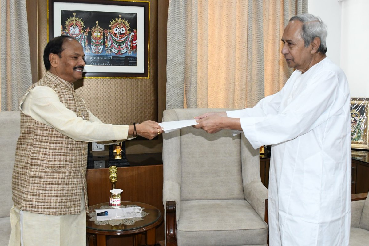 otvkhabar's tweet photo. #ଫଟୋରେ_ଖବର
ରାଜ୍ୟପାଳଙ୍କୁ ଭେଟି ମୁଖ୍ୟମନ୍ତ୍ରୀ ପଦରୁ ଇସ୍ତଫା ପତ୍ର ପ୍ରଦାନ କଲେ ନବୀନ ପଟ୍ଟନାୟକ ।
#NaveenPatnaik #BJD #OTV https://t.co/W31WARj7ln