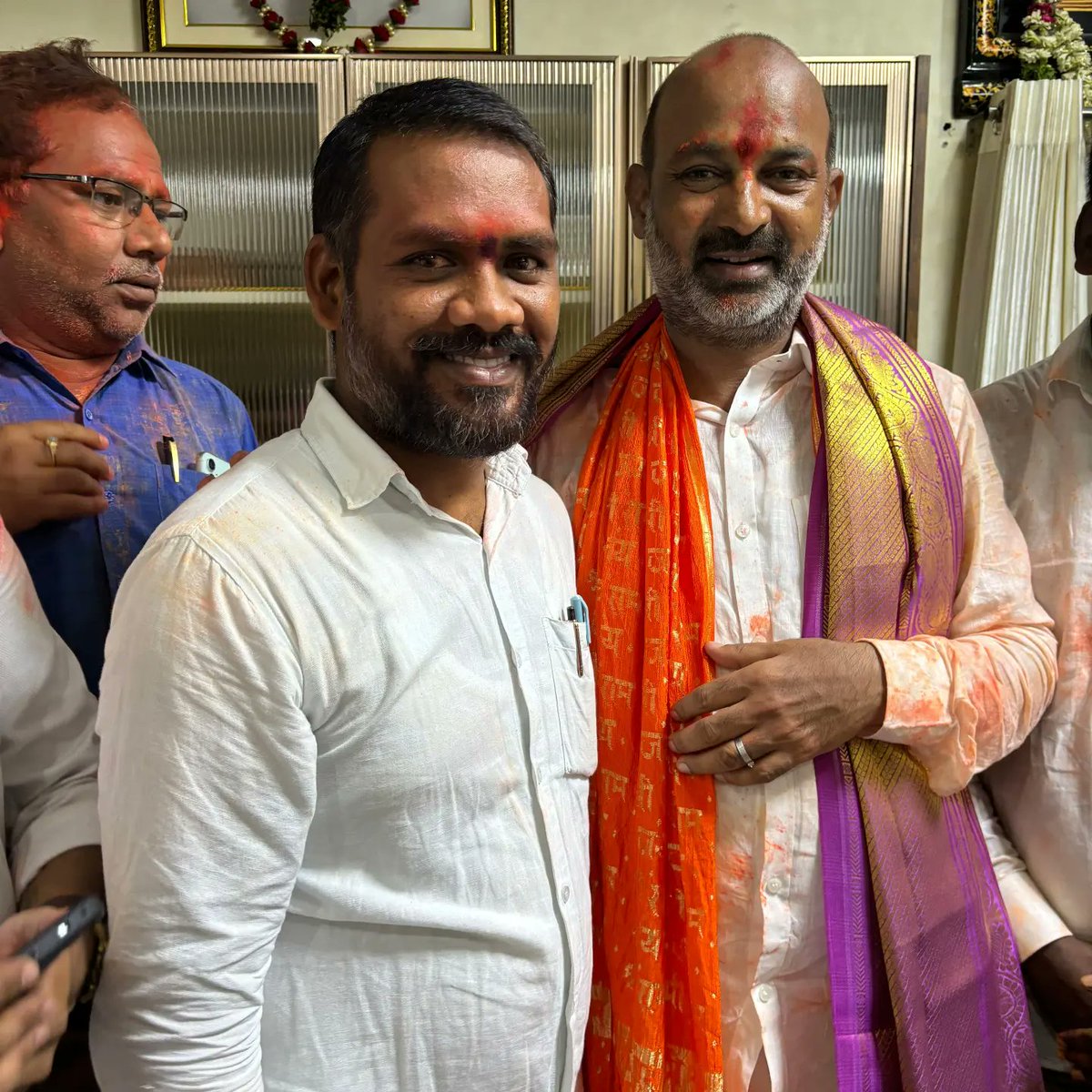 BS4BJP's tweet photo. కరీంనగర్ పార్లమెంట్ మెంబెర్ గా (MP) 2వ సారి @bandisanjay_bjp  అన్న గారు
 2లక్షల 25వేల భారీ మెజార్టీతో గెలుపొందిన సందర్భంగా నిన్న వారి నివాసంలో వెంకట రమణ అన్న గారు, సోదరుడు ఓరుగంటి చంద్ర శేఖర్ తో కలిసి శుభాకాంక్షలు తెలుపడం జరిగింది..💐💐
#2024ElectionResults
#BandiSanjayKumar https://t.co/uUtX3CkaYt