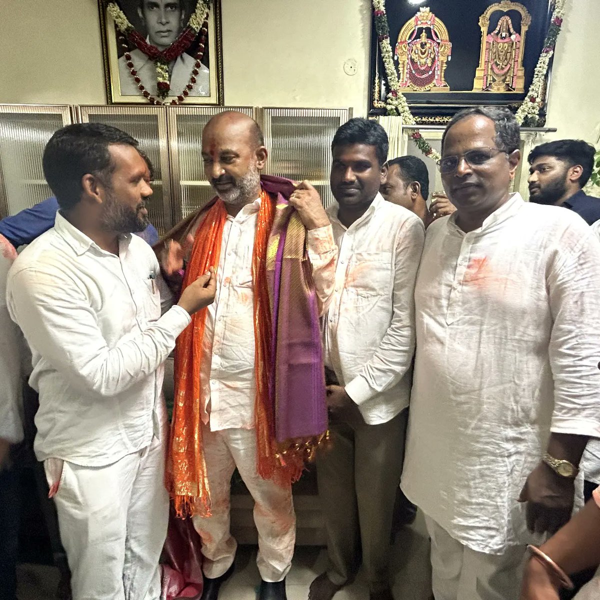 BS4BJP's tweet photo. కరీంనగర్ పార్లమెంట్ మెంబెర్ గా (MP) 2వ సారి @bandisanjay_bjp  అన్న గారు
 2లక్షల 25వేల భారీ మెజార్టీతో గెలుపొందిన సందర్భంగా నిన్న వారి నివాసంలో వెంకట రమణ అన్న గారు, సోదరుడు ఓరుగంటి చంద్ర శేఖర్ తో కలిసి శుభాకాంక్షలు తెలుపడం జరిగింది..💐💐
#2024ElectionResults
#BandiSanjayKumar https://t.co/uUtX3CkaYt