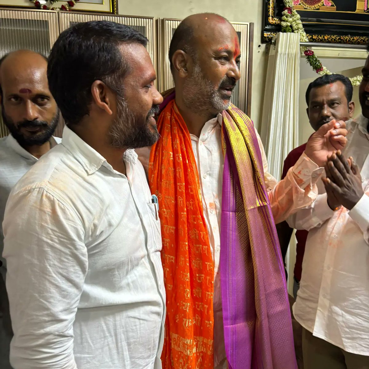 BS4BJP's tweet photo. కరీంనగర్ పార్లమెంట్ మెంబెర్ గా (MP) 2వ సారి @bandisanjay_bjp  అన్న గారు
 2లక్షల 25వేల భారీ మెజార్టీతో గెలుపొందిన సందర్భంగా నిన్న వారి నివాసంలో వెంకట రమణ అన్న గారు, సోదరుడు ఓరుగంటి చంద్ర శేఖర్ తో కలిసి శుభాకాంక్షలు తెలుపడం జరిగింది..💐💐
#2024ElectionResults
#BandiSanjayKumar https://t.co/uUtX3CkaYt