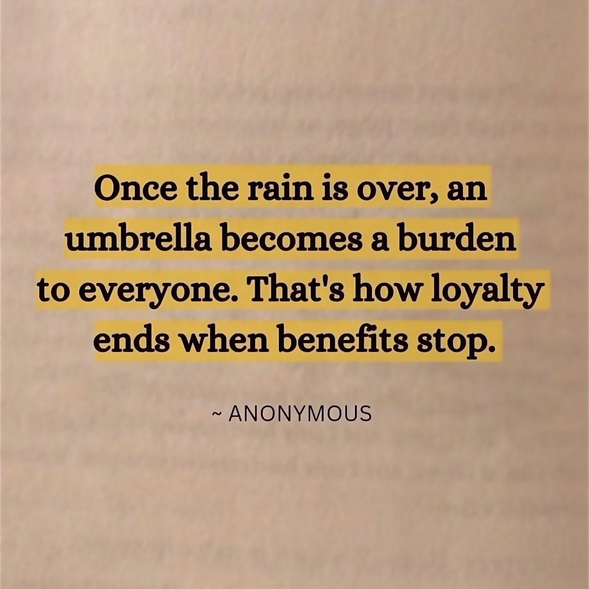 Yağmur bittiği zaman, şemsiye herkese yük gelir… Tıpkı menfaatler sona erdiğinde sadakatin bitmesi gibi…
⛈️☔️