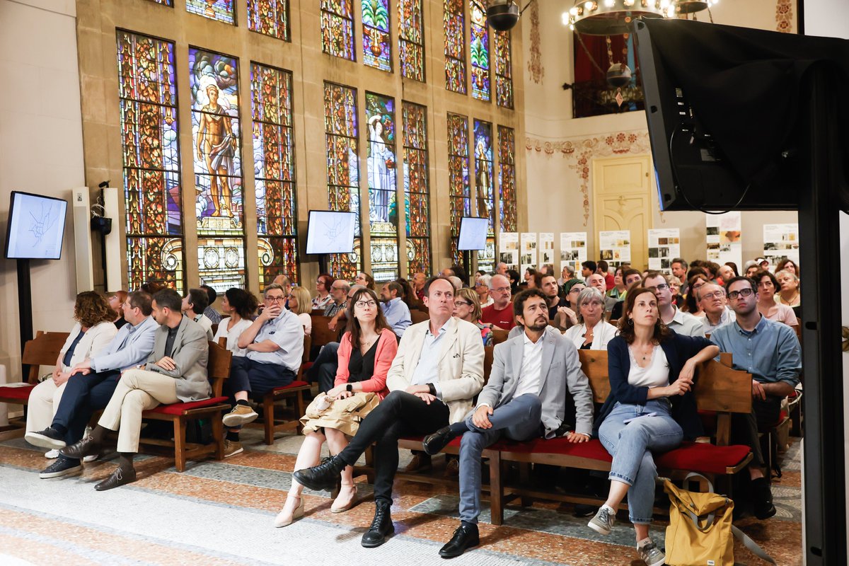 BCN_arxiu's tweet photo. La ponència d'obertura de la #SIA2024 va omplir el Saló de Plens de @BCN_SantsMont!

Va ser una feina conjunta entre la historiadora @mireia_capcan i els centres del Sistema Municipal d'Arxiu, que han aportat la documentació per explicar aquest fragment de la història de #Bcn. https://t.co/9E4vZbQ6Qd