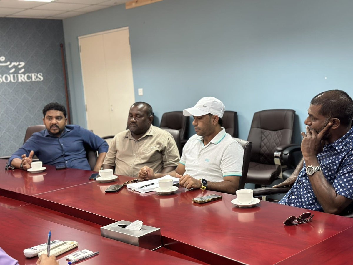 MFAORmv's tweet photo. ލޭނުމަސްވެރިކަން ހުޅުވާލުމާބެހޭ ގޮތުން ބޮޑުކަންނެލި މަސްވެރިންގެ ޔޫނިއަންގެ އިސް މެންބަރުންނާ ބައްދަލުކުރުން. މިބައްދަލުވުމުގައި ލޭނުމަސްވެރިކަން ހުޅުވާލުމާ ގުޅޭގޮތުން ބޮޑުކަންނެލި މަސްވެރިންގެ ފަރާތުން ހުރި ޚިޔާލާއި ކަންބޮޑުވުން ފާހަގަކުރެއްވި. https://t.co/w67e0JEcwS