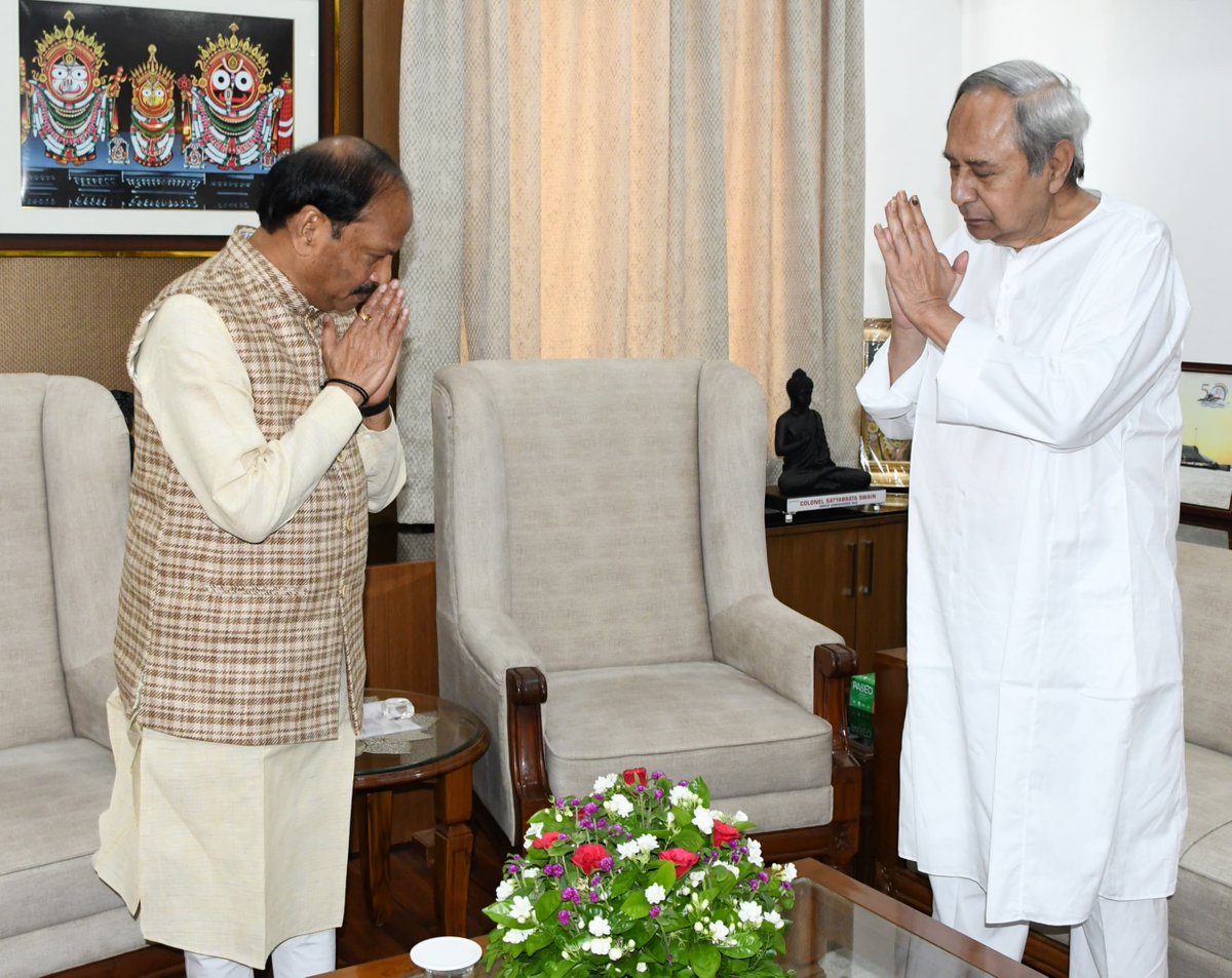 otvnews's tweet photo. #InPics | BJD supremo Naveen Patnaik submits resignation to #Odisha Governor Raghubar Das https://t.co/5YvnsmIacq