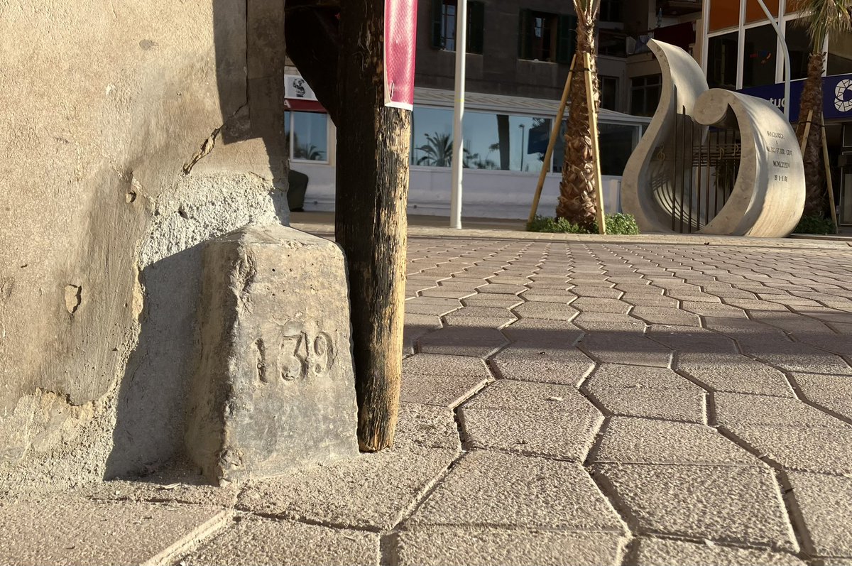 tonimateu (@tmateubibiloni) on Twitter photo Fa anys que la mar no arriba a aquesta fita. És a un cap de cantó de l'<a href="/auditoriumpalma/">Auditorium de Palma</a>, i marca el domini públic marítim i terrestre del passeig marítim. Dels canvis que experimenta aquesta part de Palma, n'hem conversat a <a href="/IB3radio/">IB3 Ràdio</a> i <a href="/IB3noticies/">IB3 Notícies</a>, amb l'<a href="/Avvpmaritim/">Associacio Veins Passeig Maritim Palma</a> Fa anys que la mar no arriba a aquesta fita. És a un cap de cantó de l'<a href="/auditoriumpalma/">Auditorium de Palma</a>, i marca el domini públic marítim i terrestre del passeig marítim. Dels canvis que experimenta aquesta part de Palma, n'hem conversat a <a href="/IB3radio/">IB3 Ràdio</a> i <a href="/IB3noticies/">IB3 Notícies</a>, amb l'<a href="/Avvpmaritim/">Associacio Veins Passeig Maritim Palma</a>