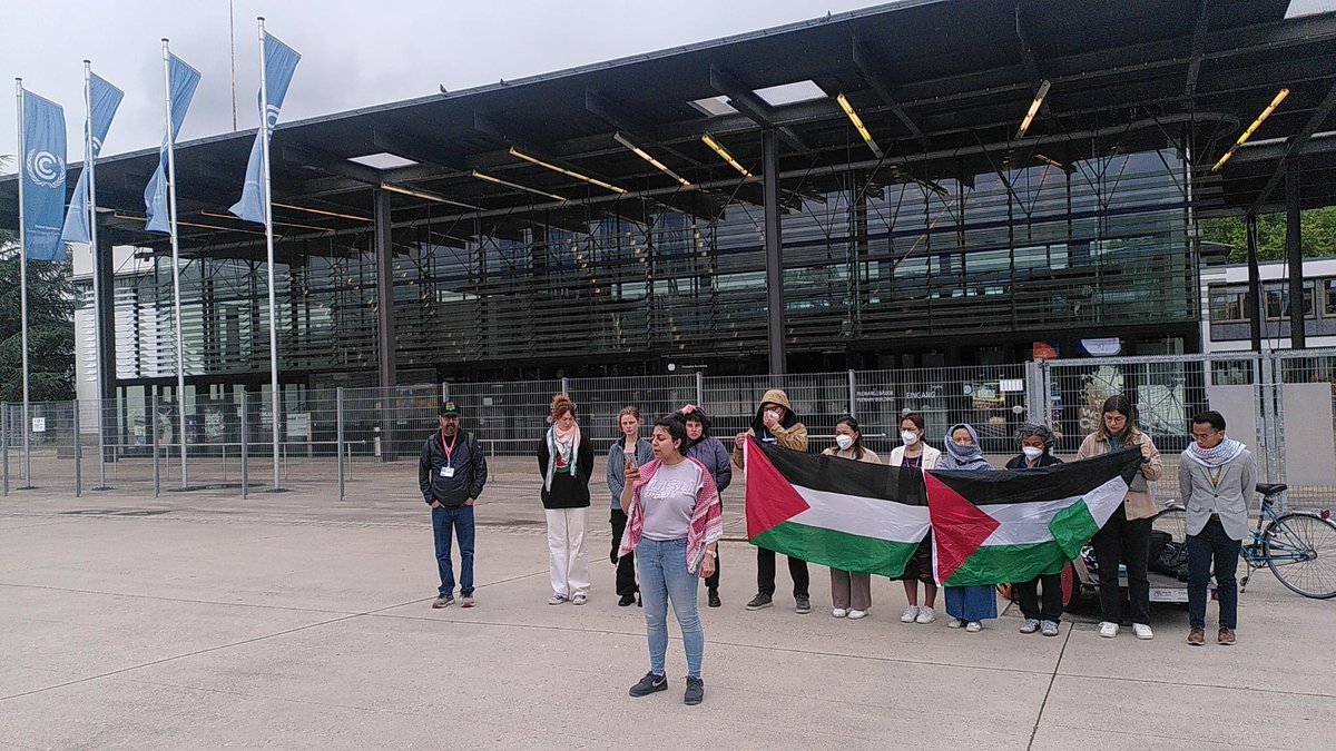 ⚠️ ACTION ⚠️

Happening now at the #JuneClimateMeetings: Young climate activists from the #ClimateCamp came to read the names of people who were killed during the ongoing genocide in Palestine while delegates were queuing to go into the #BonnClimateConference.