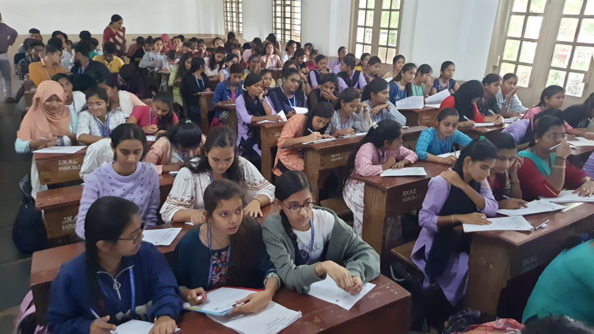 Energy_Swaraj's tweet photo. The future is in their hands! Students of S.K. Arts College write to the PM, demanding action on #WorldEnvironmentDay #10kLettersToPM

#YouMePlanet https://t.co/yhBfTYMGVu