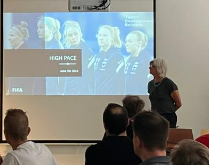 Eilinen koulutustilaisuus Varalassa. Luennoitsijat taattua laatua. Kiitos Jonne <a href="/HelmaritFI/">Helmarit</a> , Jope <a href="/ilvesfootball/">Ilves Football</a> , Ville <a href="/IlvesJuniorit/">Ilves juniorijalkapallo</a> ja <a href="/HesterinedeReus/">Hesterine de Reus</a> Koulutuksen teemana pelin tempo ja siihen vaikuttavat tekijät. #pelaajakehitys