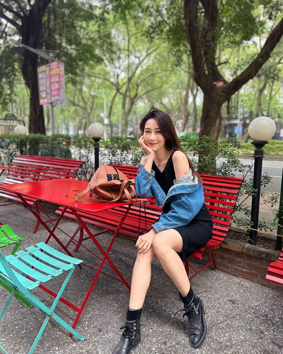 MadisonElm56744's tweet photo. 路边的风景确实给人们带来一种想要放荡的感觉，为了表达一下现在的心情，先给粉丝来两张路边的美景！🤪🤪 https://t.co/lV6G48riXF