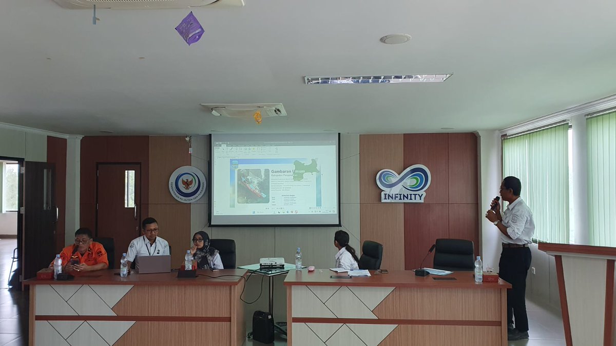 bppsdm_pusluhkp's tweet image. Pangandaran (05/06) -  #Penyuluhperikanan Kab. #Pangandaran turut hadir dalam Sosialisasi Penanaman Vegetasi Pantai untuk Mitigasi Bencana yang berlangsung di Auditorium Gedung #Piamari Pangandaran.
@kkpgoid @bppsdm_kp @hendrasiry