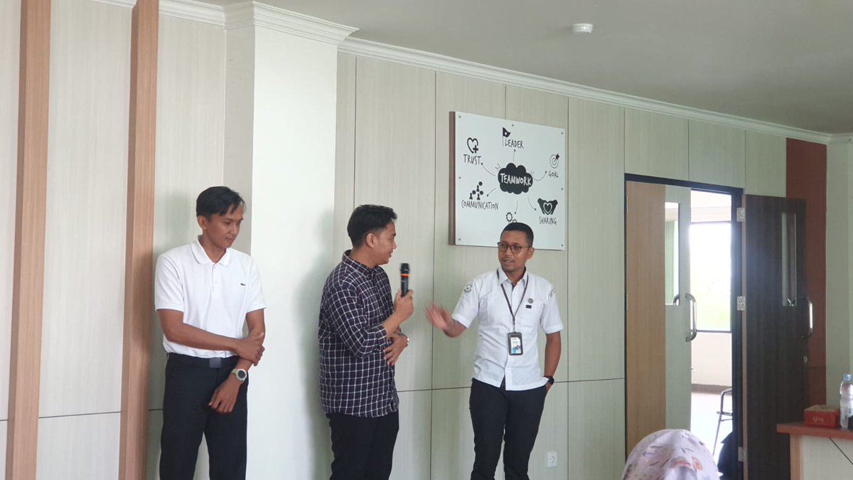 bppsdm_pusluhkp's tweet image. Pangandaran (05/06) -  #Penyuluhperikanan Kab. #Pangandaran turut hadir dalam Sosialisasi Penanaman Vegetasi Pantai untuk Mitigasi Bencana yang berlangsung di Auditorium Gedung #Piamari Pangandaran.
@kkpgoid @bppsdm_kp @hendrasiry