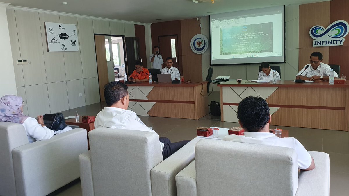 bppsdm_pusluhkp's tweet image. Pangandaran (05/06) -  #Penyuluhperikanan Kab. #Pangandaran turut hadir dalam Sosialisasi Penanaman Vegetasi Pantai untuk Mitigasi Bencana yang berlangsung di Auditorium Gedung #Piamari Pangandaran.
@kkpgoid @bppsdm_kp @hendrasiry