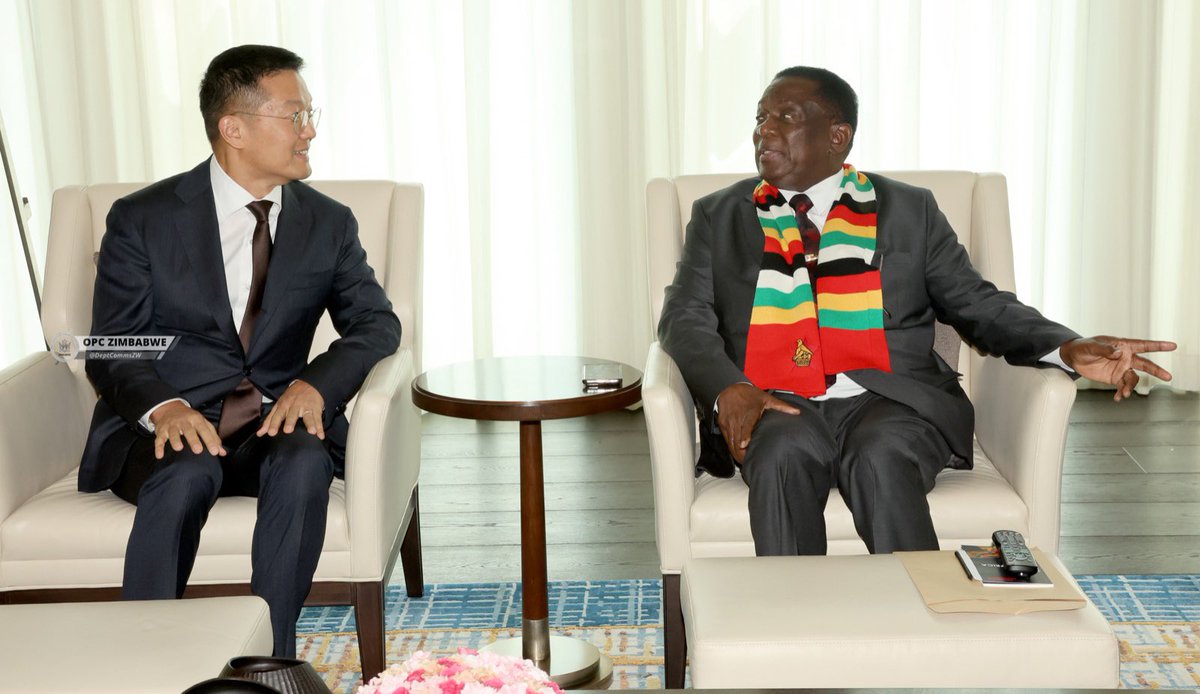 CMukungunugwa's tweet photo. H.E. President @edmnangagwa meets the Blue Run Ventures (BRV) Management Executive, Mr Kwan Yoon. BRV is interested in investing in the energy sector, mineral value addition and the hospitality industry. https://t.co/0FEBomtboy