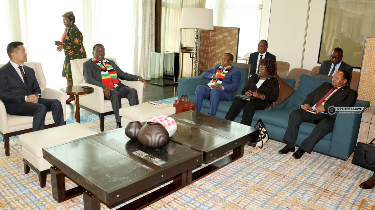 CMukungunugwa's tweet photo. H.E. President @edmnangagwa meets the Blue Run Ventures (BRV) Management Executive, Mr Kwan Yoon. BRV is interested in investing in the energy sector, mineral value addition and the hospitality industry. https://t.co/0FEBomtboy