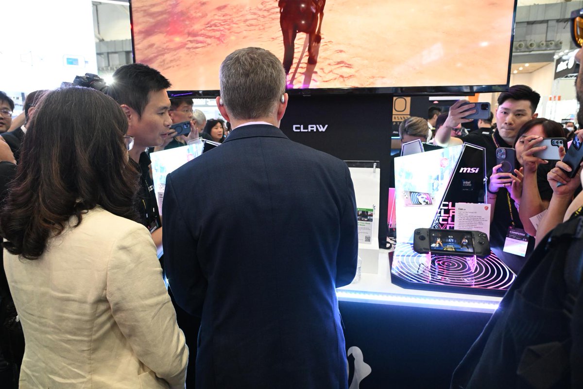 MSIMiddleEast's tweet photo. 🎉 ظهر بات جيلسنجر، الرئيس التنفيذي لشركة Intel، بشكل خاص في جناح MSI خلال معرض Computex 2024!

انضم إلينا في جناح MSI #M0806 لاستكشاف سلسلة Prestige وSummit وأجهزة الألعاب المحمولة التي تعمل بمعالجات Intel Core Ultra (التي تحمل الاسم "Lunar Lake")
#MSIxComputex2024 #AIPC #Laptop https://t.co/c8igcruWfk