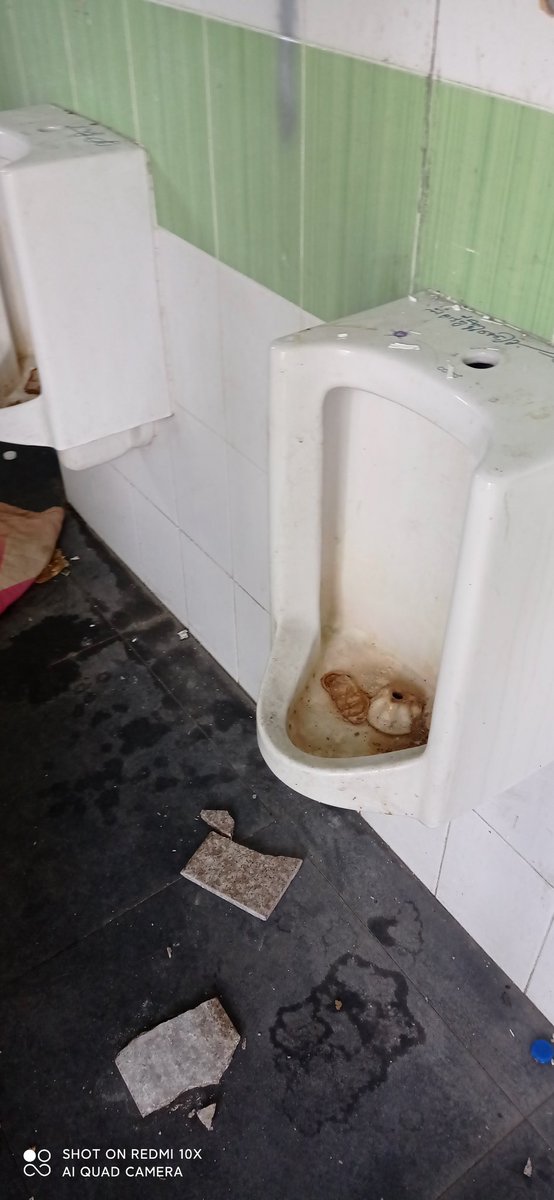 makkasan ရထားဘူတာ နားက အားကစားကွင်း ကိုသိကြလားဗျ မူစကူဒူးထားကြတာ ကွန် တွေများကြီးပဲ