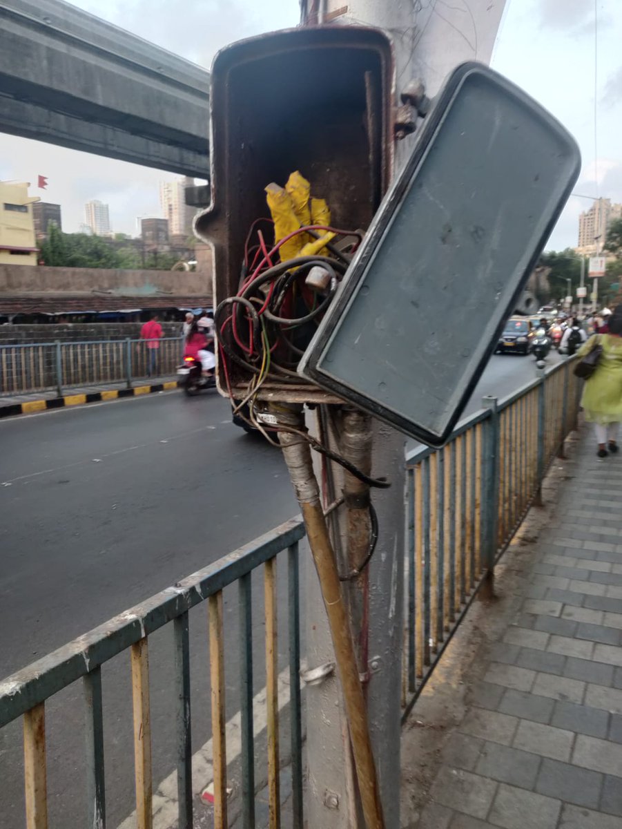 Yaa_24198's tweet photo. Resp @mybmc authorities, I wish to inform you about an open electric meter on the Curry Road bridge in Lalbaug. This issue has persisted for the last 15 days. As the monsoon season is approaching, I kindly request you to address this matter to prevent any harm to pedestrians. https://t.co/OwxRe6nZRt