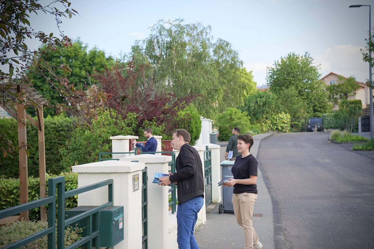 VDalakupeyan's tweet photo. Merci à @Ambroise_Mejean pour sa présence à nos côtés hier à Clermont-Ferrand dans la dernière ligne droite 🤝 

Plus que jamais, le 9 juin, nous avons @BesoindEurope 🇪🇺🗳️ https://t.co/cTNfe64Iry