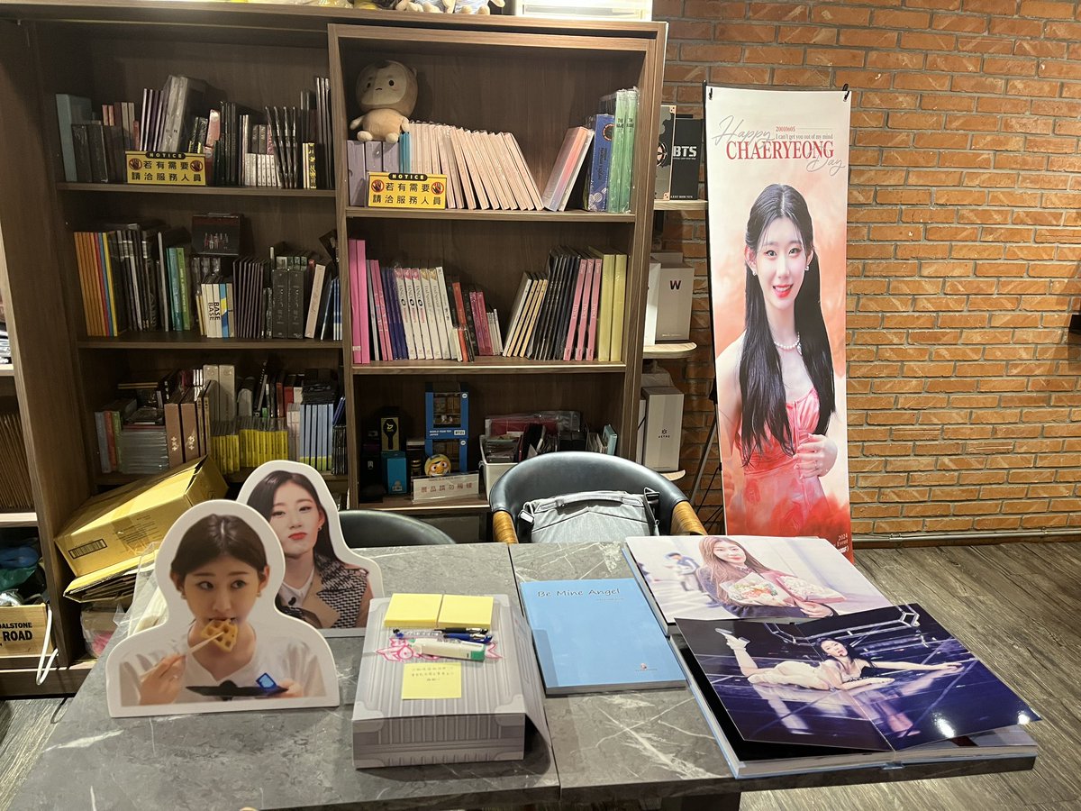 這次準備了寫真放在現場讓大家觀看
足足有140張美美照片
之後會跟著大家投放的信件一起送給她
現場有準備便利貼 
大家可以寫一些給她的話 
之後會貼在寫真內
寫真的內容就麻煩大家不要拍照上傳
給她一個驚喜 謝謝大家