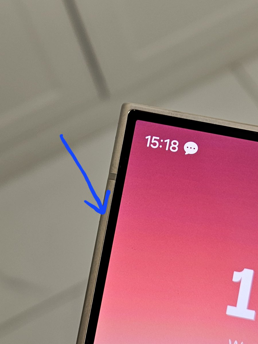 UniverseIce's tweet photo. I think one of the things that Samsung should reflect on most is the width.
Apple iPhone 16 Pro Max has achieved a 6.88-inch large screen with a width of 77.6 mm.. Samsung Galaxy S24 Ultra only achieved a 6.78-inch screen with a width of 79mm. Samsung has made the mobile phone feel difficult to master, while users have not used a larger screen. This is Samsung's failure. The root of the failure lies in the huge middle frame wrapped in bezel, which is a failed design. It looks heavy. I hope S25Ultra can avoid this design.
I have to say that Apple is still the king of smart phone design today. Samsung is always a follower.