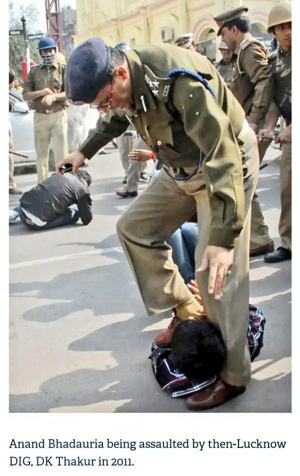 Sachingupta's tweet photo. जूतों तले कुचले गए आनंद भदौरिया सांसद बने –

ये तस्वीर जून 2011 की है। UP में बसपा सरकार थी। अखिलेश यादव किसी मामले में लखनऊ में गिरफ्तार हो गए। SP कार्यकर्ताओं ने प्रोटेस्ट शुरू कर दिया। जमीन पर गिरे एक SP कार्यकर्ता को सीनियर IPS अधिकारी द्वारा जूतों से रौंदा जा रहा था। ये SP कार्यकर्ता आनंद भदौरिया हैं, जो कल UP की धौरहरा सीट से सांसद बन गए हैं।