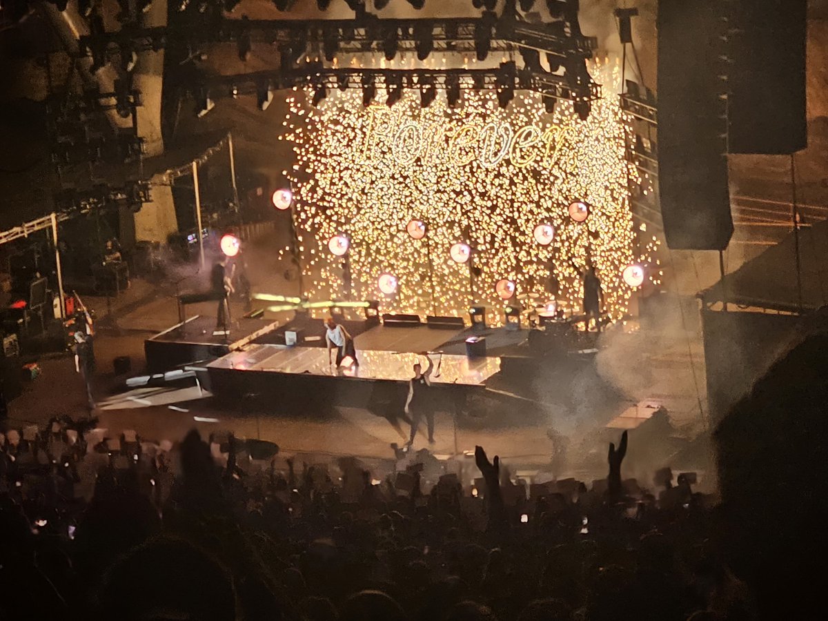 Lumin_Arin's tweet photo. The best birthday present I could ask.

I literally see the band that I grew up with after 15 years for the first time and in my birthday, what a beautiful coincidence https://t.co/GmHc6G6wPN