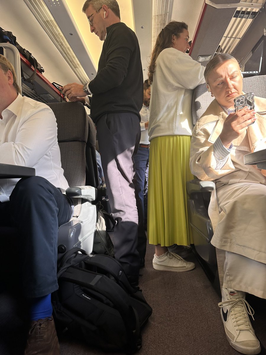 ajtempest's tweet photo. Another journey sitting on the floor @chilternrailway 🤷‍♀️ https://t.co/MNGoJ1r05c