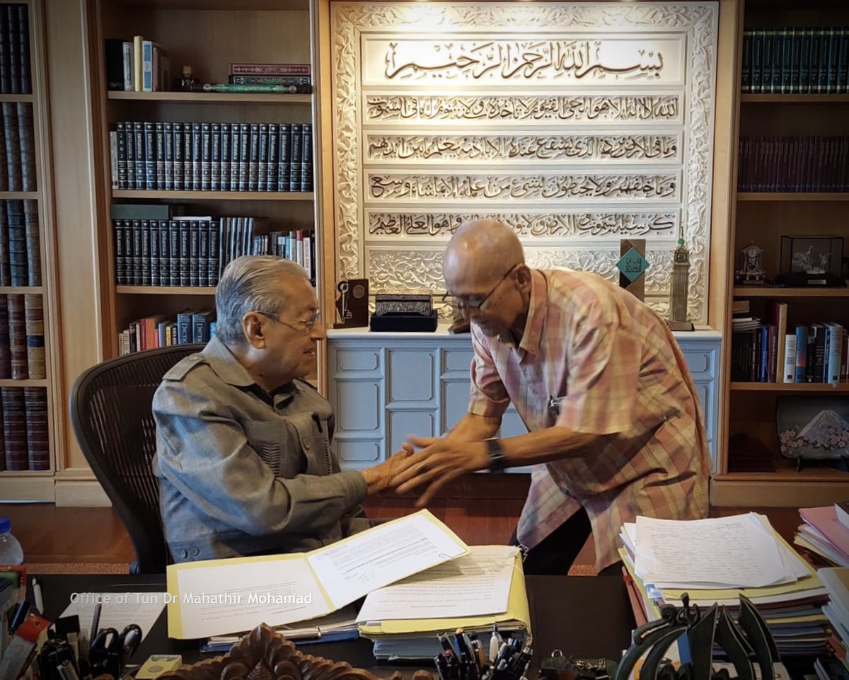 chedetofficial's tweet photo. 𝐇𝐀𝐉𝐈 𝐈𝐒𝐌𝐀𝐈𝐋 𝐁𝐈𝐍 𝐌𝐀𝐍𝐀𝐅
 
1.   Hari ini saya berasa sangat sedih. Saya kehilangan seorang kawan baik, pembantu dan penyokong kuat saya yang meninggal dunia pagi tadi. Haji Ismail Manaf telah setia bekerja dengan saya sejak saya jadi Timbalan Perdana Menteri lagi pada tahun 70’an.
 
2.   Ismail seorang yang luar biasa kesetiaannya, tidak pernah tidak datang kerja, tidak pernah cuai. Sehingga semalam pun Ismail masih lagi datang bekerja.
 
3.   Apabila saya datang pejabat, tak pernah Ismail tiada di pejabat, beliau setia tunggu untuk buat kerja-kerja yang diperlukan. Beliau seorang yang berkhidmat bukan semata-mata untuk mendapat upah tetapi kerana percaya apa yang dia sedang lakukan adalah sesuatu yang baik.
 
4.   Semalam Ismail tidak sihat dan sepatutnya bercuti hari ini. Sebelum pulang kami sempat bersalaman. Saya tidak sangka itulah kali terakhir kami berjumpa. Itulah ketentuan Allah SWT, setiap yang hidup pasti akan mati.
 
5.   Hari ini Ismail tak tunggu saya lagi. Saya kehilangan seorang pembantu yang ikhlas. Saya amat terasa kehilangan Ismail. 

قَالُوا إِنَّا لِلَّهِ وَإِنَّا إِلَيْهِ رَاجِعُون